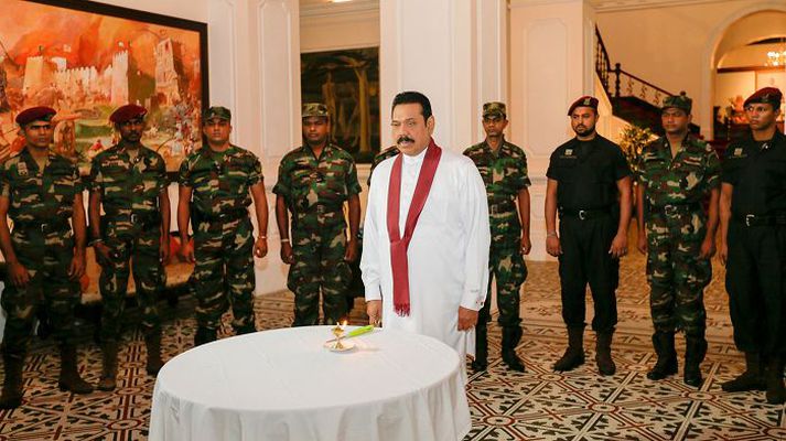 Mahinda Rajapakse, forseti Srí Lanka, hafði tveggja mínútna þögn í forsetahöllinni til að minnast þeirra sem létust.