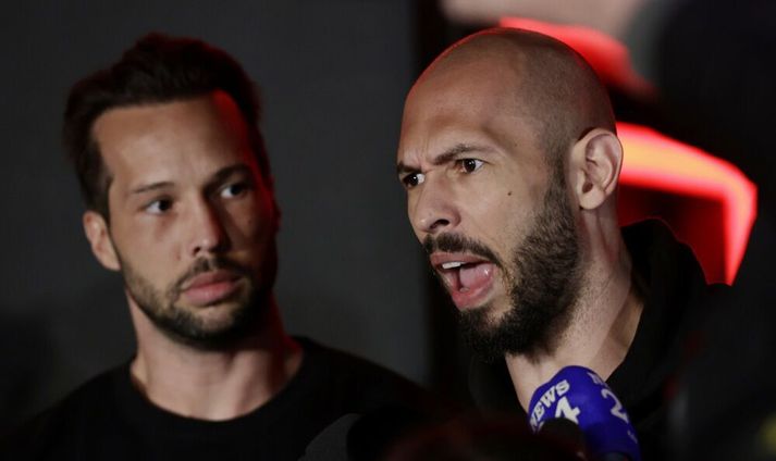 Bræðurnir Andrew (t.h.) og Tristan Tate (t.v.) eru meðal annars sakaðir um að hafa stýrt mansalshring í Rúmeníu. Þeir eiga hauk í horni í Hvíta húsinu að því er virðist.