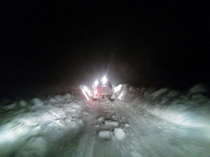 Sjúklingurinn er í jeppabifreið Björgunarsveitinnar sem fylgir eftir Unimog bíl hennar.