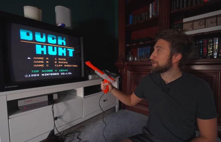 Gavin Free, úr Slow Mo Guys, með byssuna góðu.