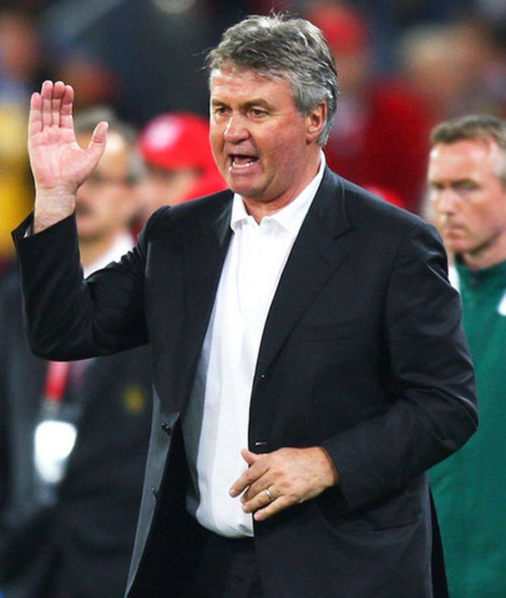 Guus Hiddink fagnar sigrinum í gær. Kristinn Jakobsson sést í bakgrunninum.