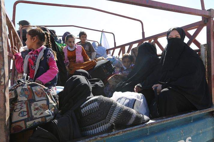 Írakar flýja Mosul á leið í flóttamannabúðir