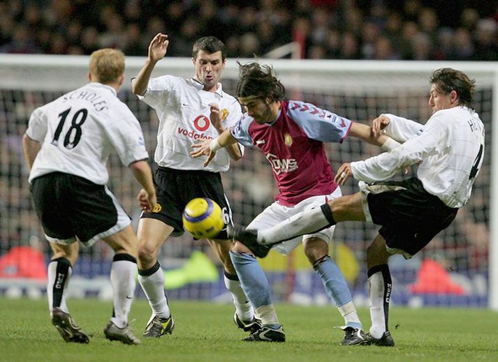 Keane og Heinze, ásamt Paul Scholes, sækja að Juan Pablo Ángel, leikmanni Aston Villa.