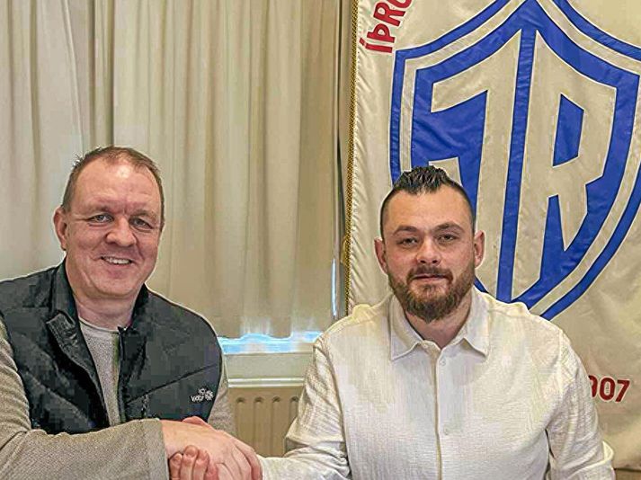 Guðmundur handsalar samninginn