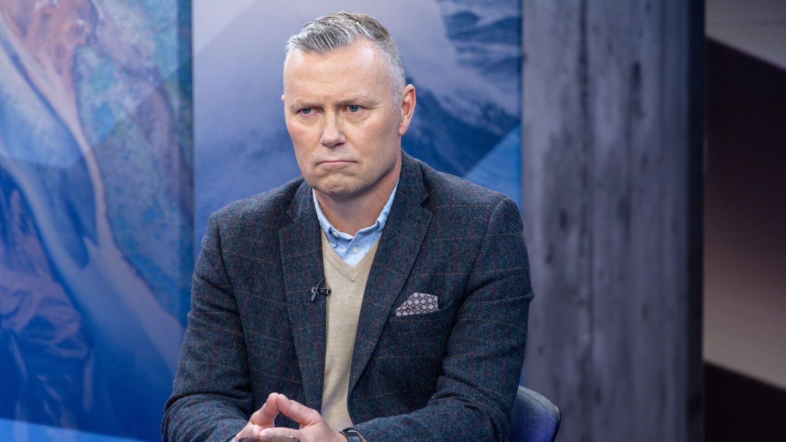 Lækkar eigin laun