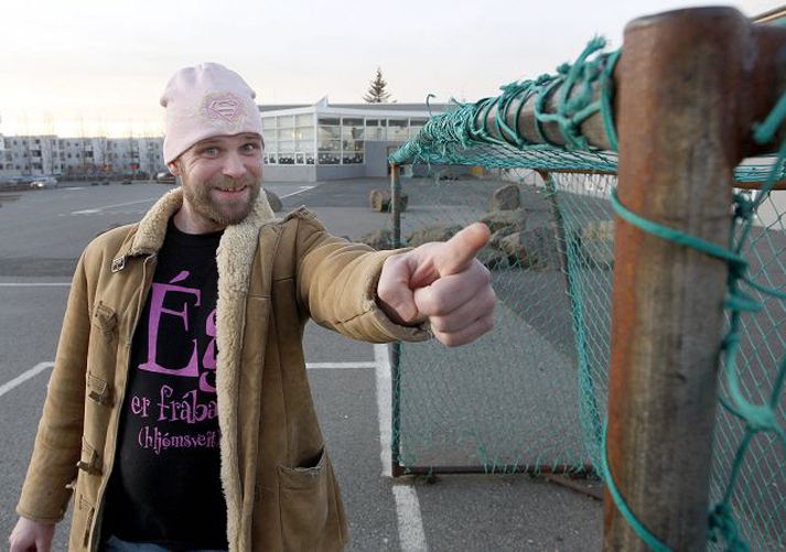Róbert Örn Hjálmtýsson í hljómsveitinni Ég hefur samið HM-lag fyrir íslenska landsliðið. Hann á sjálfur „glæstan“ feril að baki í handboltanum með ÍR. Fréttablaðið/Anton