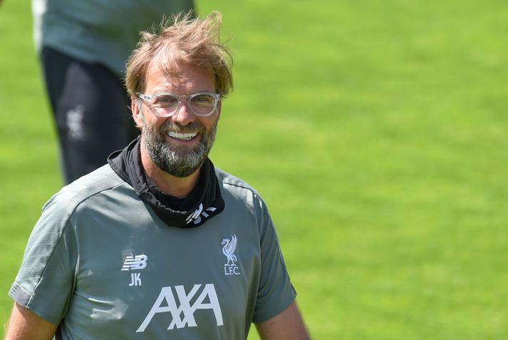 Jürgen Klopp á æfingu Liverpool. Liðið snýr aftur til keppni í dag.