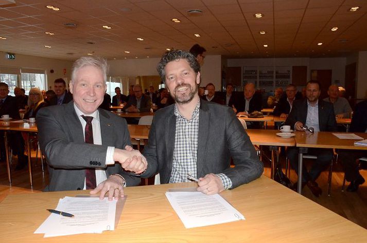 Hreinn Haraldsson vegamálastjóri og Dagur B. Eggertsson borgarstjóri við undirritunina.