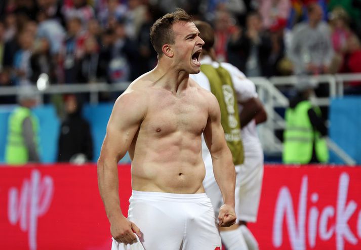 Xherdan Shaqiri var hetja Svisslendinga í leiknum og fagnar hér sigurmarki sínu.