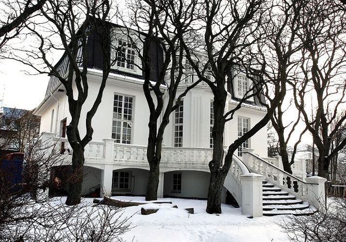 Hús Ingunnar Wernersdóttur hefur verið kallað ýmsum nöfnun í gegnum tíðina. Esjuberg er þekktasta heiti þess en fyrsti eigandinn nefndi það Villa Frida eftir eiginkonu sinni.