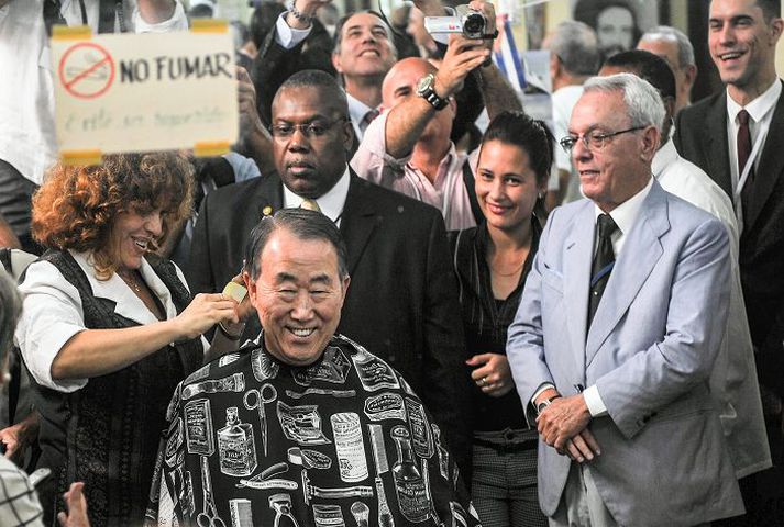 Rakari nokkur í Havana fékk það verkefni að snyrta hárið á Ban ki Moon, framkvæmdastjóra Sameinuðu þjóðanna í gær.