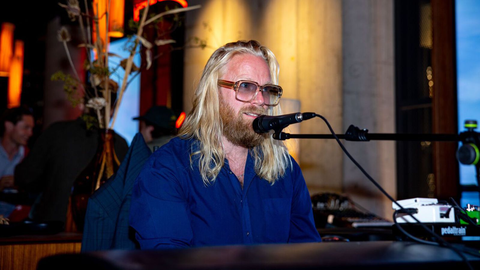 Högni hjálpar fólki að slaka á