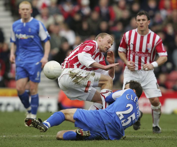 Stephen Clemence tæklar Luke Chadwick hressilega í dag.