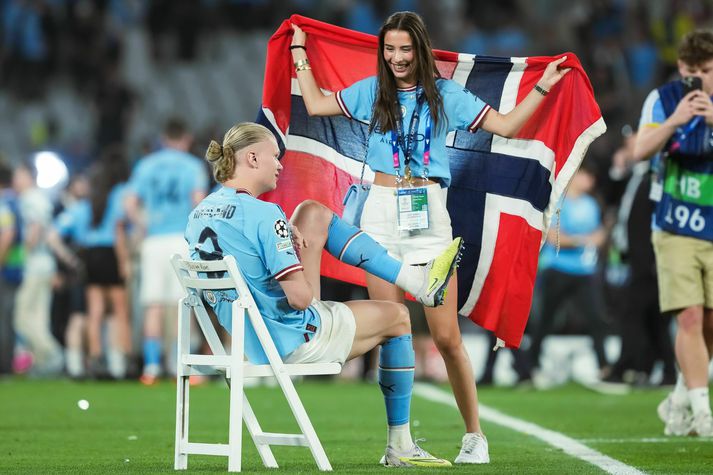 Erling Håland fær sér sæti eftir úrslitaleik Meistaradeildar Evrópu, mögulega til að hvíla lúin bein eftir langt tímabil