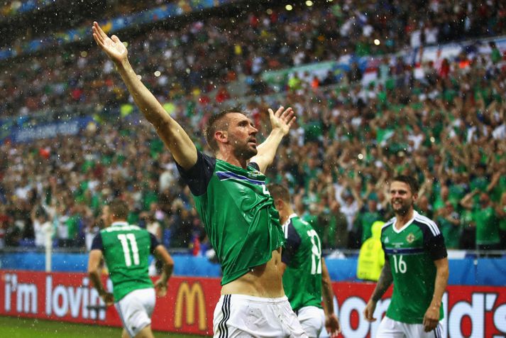 Gareth McAuley fagnar marki sínu.