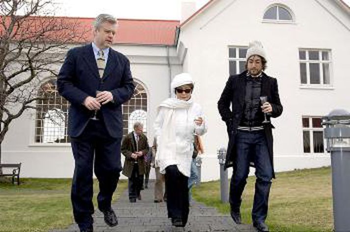 Yoko Ono kynnti sér aðstæður í Reykjavík í heimsókn sinni í síðasta mánuði. Hér sést hún með Stefáni Jóni Hafstein og syni sínum og Johns Lennons Sean Lennon.