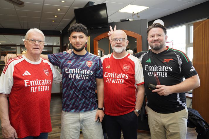 Arsenal slagsíðan er mikil á Rakarastofu Björns og Kjartans. Hér má sjá fjölskylduna á stofunni. Björn Kjartansson föður Kjartans Björnssonar sem er fyrir miðju. Við hægri hlið Kjartans er bróðir hans Björn Daði og vinstri hlið hans er Mó M Kjartansson. Allt miklir Arsenalmenn.