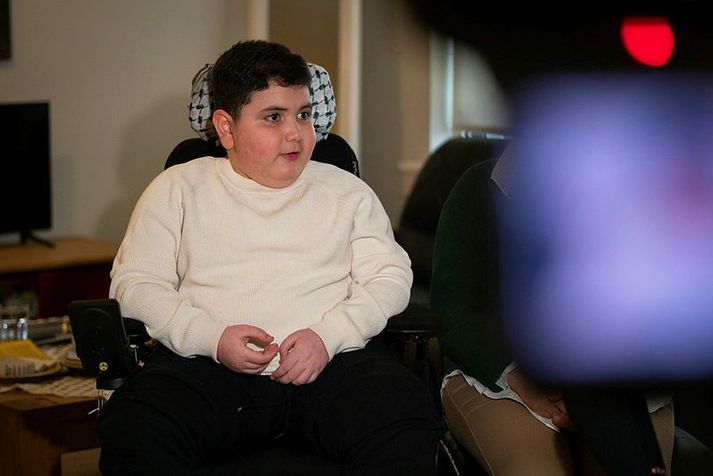 Yazan er með hrörnunarsjúkdóminn Duchenne. Til stendur að vísa honum og foreldrum hans úr landi.