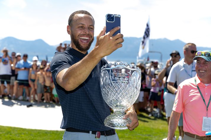 Stephen Curry var mjög sáttur með sigurinn á American Century Championship golfmótinu um helgina.