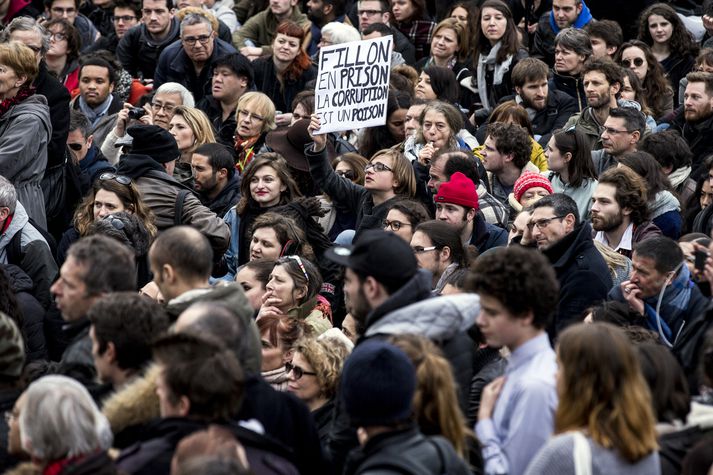 „Fillon í fangelsi, spilling er eitur,“ stendur á spjaldinu.