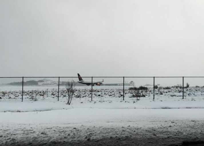 Farþegaþotur lentu á Reykjavíkurflugvelli og Akureyrarflugvelli vegna élja í Keflavík.