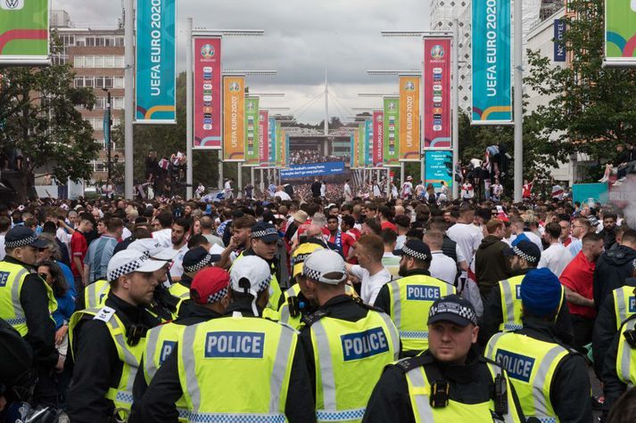 Fjölmennt lið lögreglu reyndi að hafa hemil á stuðningsmönnum í kringum úrslitaleik EM í sumar, þar sem Ítalía vann England.