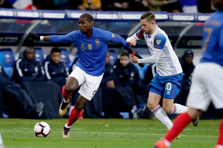 Pogba í baráttu við Gylfa Þór Sigurðsson í leik Frakklands og Íslands í París í mars.