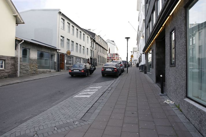 Ingólfsstræti. Um erlendan ferðamann var að ræða og tókst honum að vinna töluverðar skemmdir á bílnum áður en lögregla skarst í leikinn.