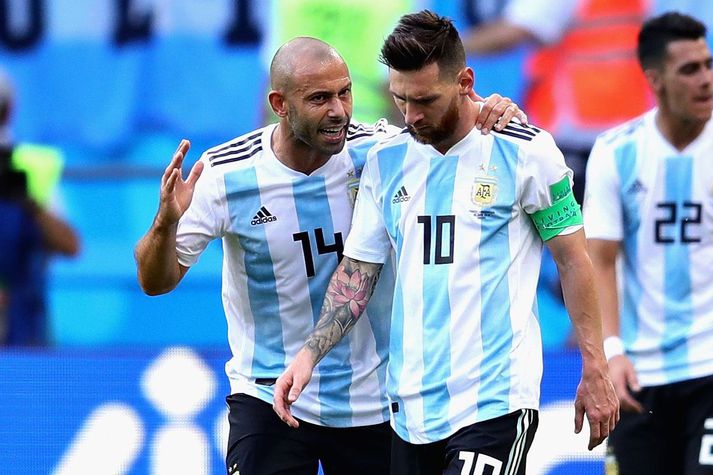 Javier Mascherano talar við Lionel Messi þegar þeir léku saman á HM í Rússlandi 2018.