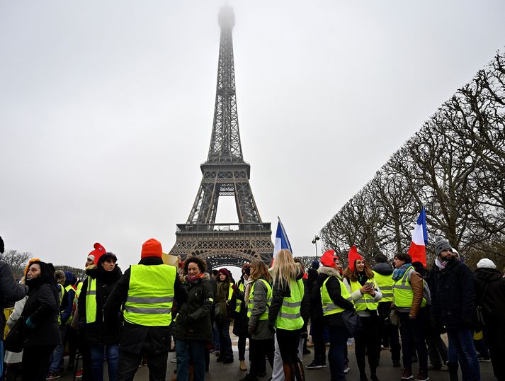 Frá mótmælum "gulu vestanna“ við Eiffelturninn í París.