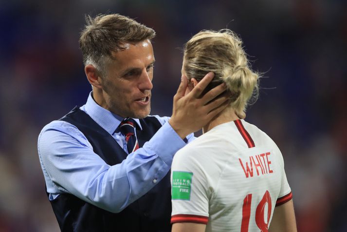 Phil Neville hefur staðið sig vel í sínu fyrsta starfi sem aðalþjálfari. Hér hughreystir hann Ellen White eftir tapið í undanúrslitaleiknum.