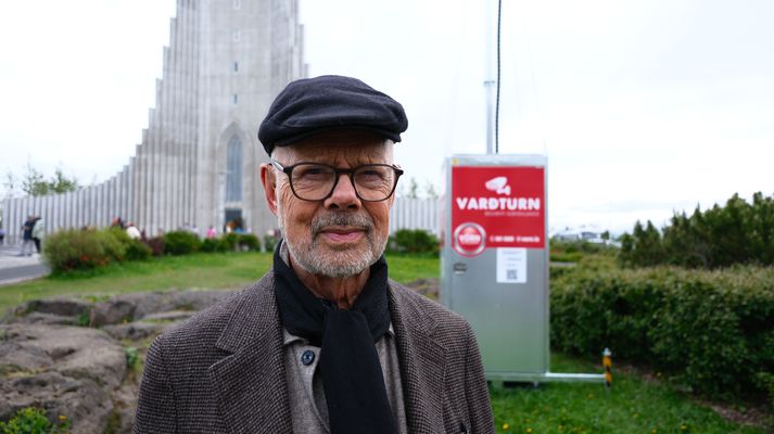 Magnús Skúlason arkitekt furðar sig á forljótum varðturnum.
