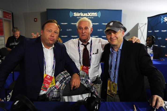 Alex Jones (t.v.) með Roger Stone, einum helsta ráðgjafa Trump í kosningabaráttunni (f.m.).