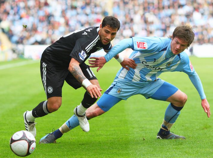 Quaresma í leik með Chelsea gegn Coventry. Aron Einar heldur aftur af kappanum þarna.