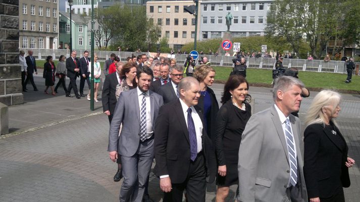 Þingmenn ganga í Dómkirkjuna