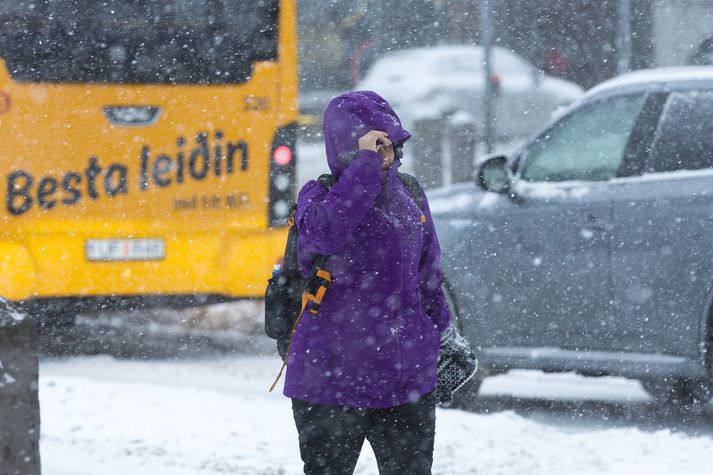 Veðurstofan hefur varað við veðurhvelli sem er spáð að gangi hratt yfir landið í fyrramálið.