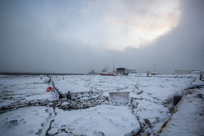 Frá höfninni á Flateyri þar sem mikið tjón varð vegna snjóflóðsins úr Skollahvilft í gærkvöldi.