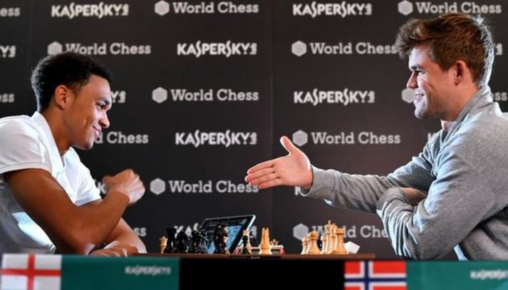 Alexander-Arnold og Carlsen háðu einvígi í dag