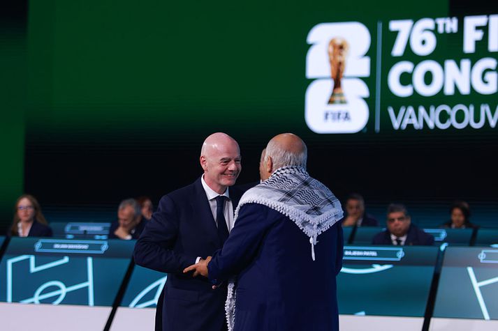 Gianni Infantino bauð Jibril Rajoub, formann palestínska knattspyrnusambandsins, velkominn á ársþing FIFA í gær.