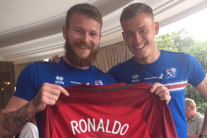 Aron Einar Gunnarsson og Alfreð Finnbogason með treyjuna.