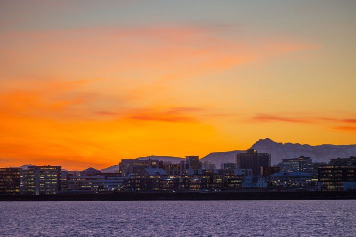 Norðlæg átt, þrír til tíu metrar á sekúndu og hvassast austast á landinu.