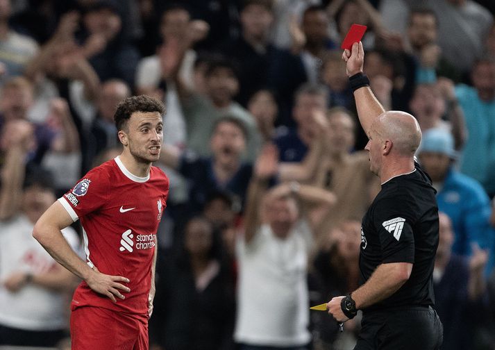 Liverpool maðurinn Diogo Jota fær hér rauða spjaldið frá Simon Hooper dómara.