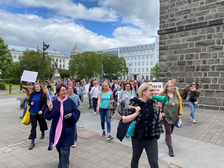 Konurnar gengu fylktu liði að Alþingishúsinu í hádeginu.