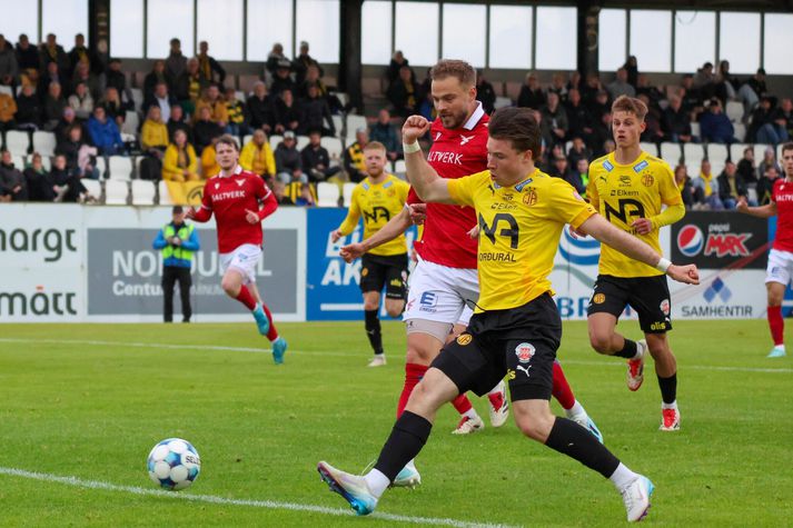 Ómar Björn Stefánsson og félagar í ÍA eru aðeins tveimur stigum frá öruggu sæti eftir að hafa unnið síðustu tvo leiki sína.