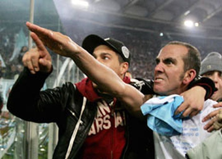 Paolo di Canio ætlar að hætta fasistakveðjum sínum á knattspyrnuvellinum