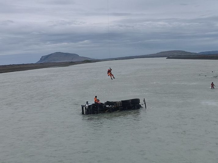 Björgunarsveitir, lögregla, Landhelgisgæslan og sjúkralið voru kölluð út.