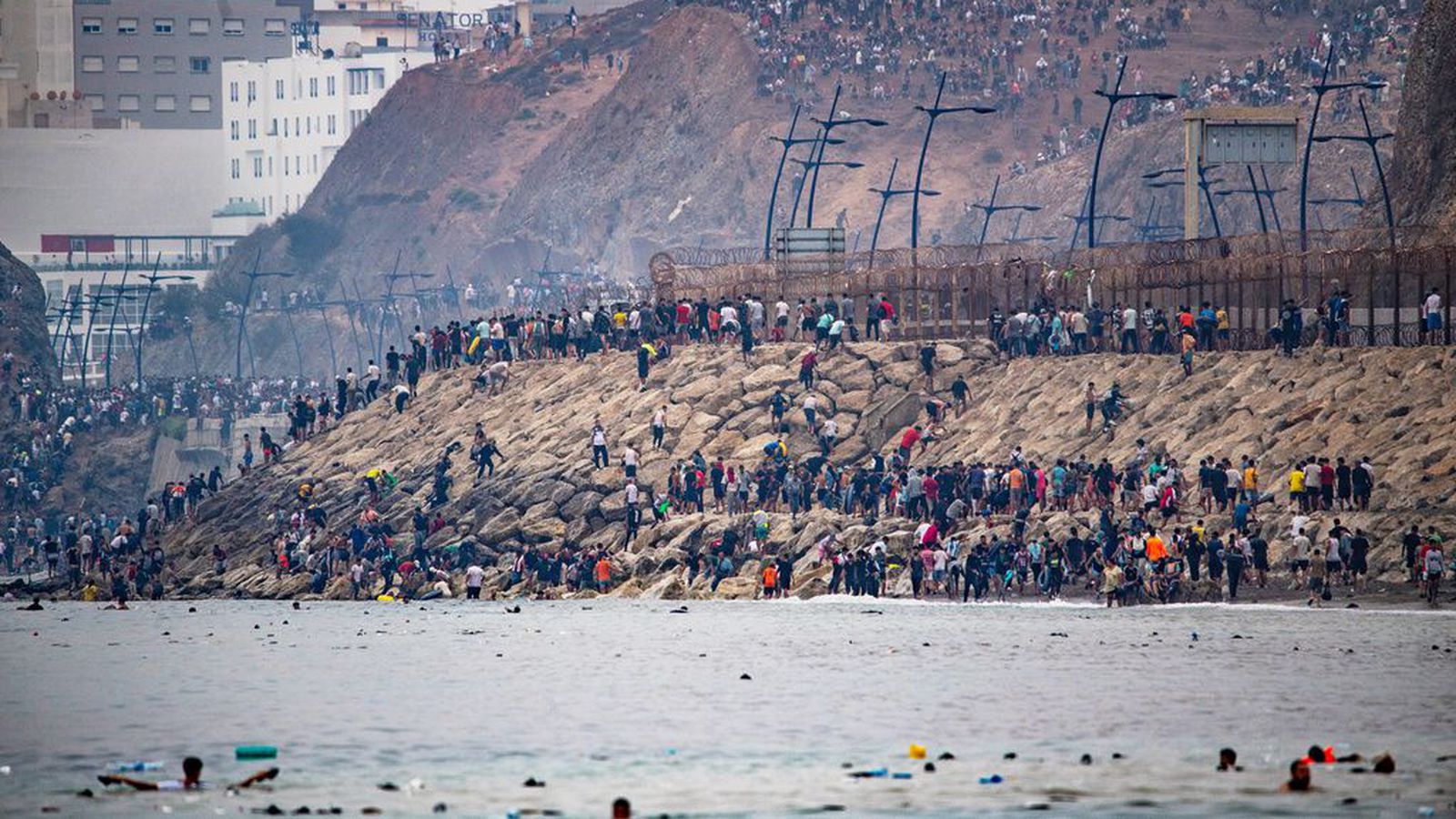Myndir: Tugir þúsunda syntu til Ceuta
