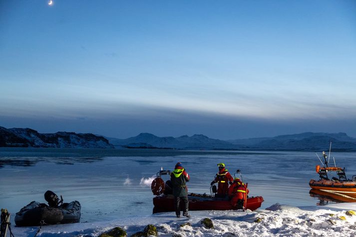 Frá leitinni við Þingvallavatn í gær.