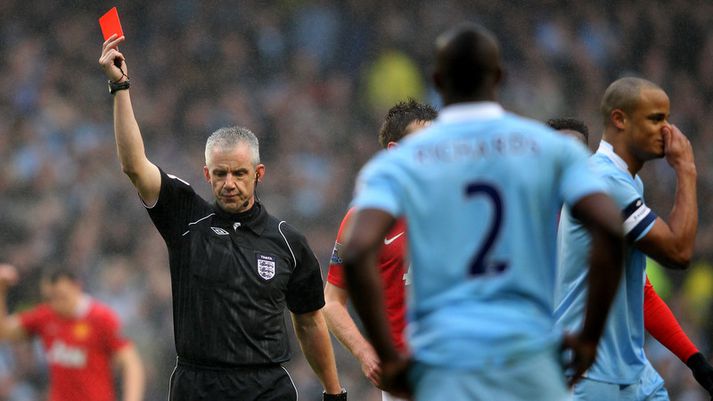 Vincent Kompany fær hér rauða spjaldið.