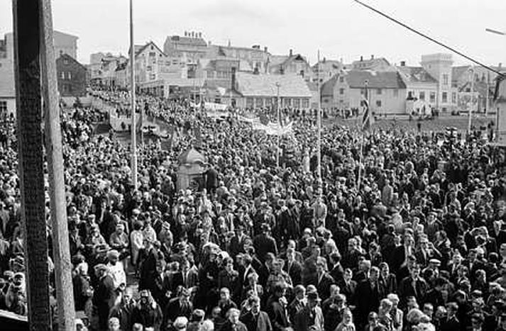 1. maí 1964. Sumir þeirra sem þarna eru upplifðu án efa 1. maí og uppstigningardag saman árið 1913.